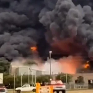 abdde yakit fabrikasinda buyuk patlama alevler metrelerce yukseldi dumanlar gokyuzunu kapladi FJ87OEQI