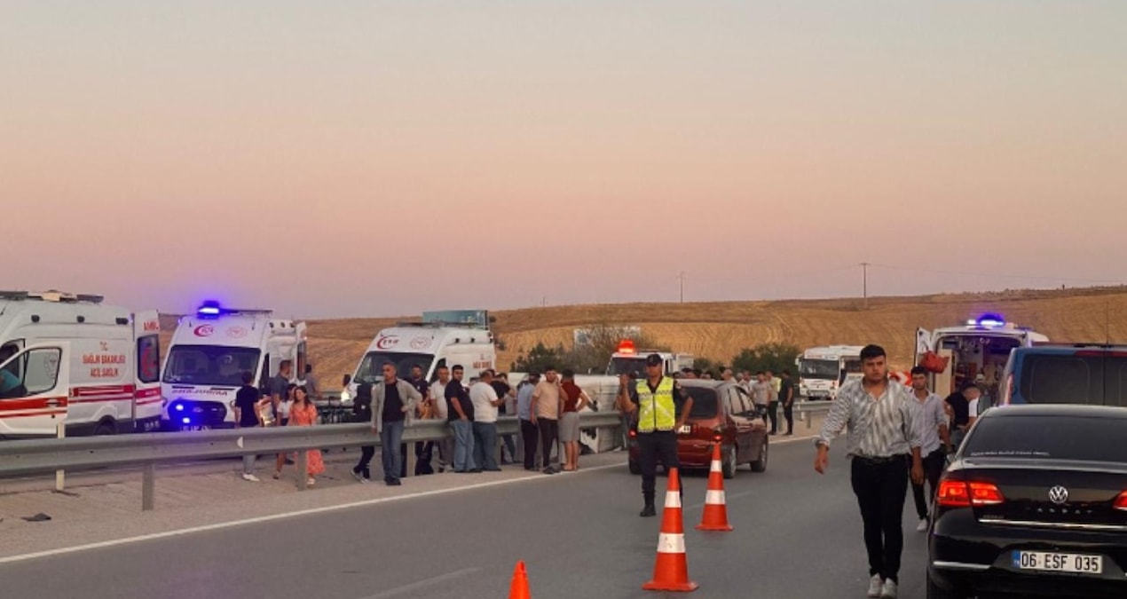 afyonkarahisarda minibus ile otomobil carpisti 10 yarali xNaaSmCl