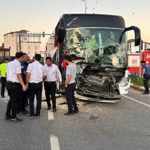 erzurum horasanda otobus ile traktor carpisti 4bPBv5NB