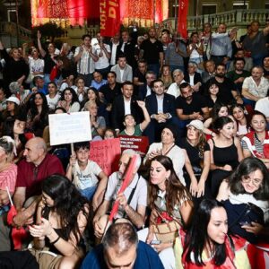 inan guneyin gozaltina alinmasi beyoglu belediyesi onunde protesto edildi gBZqP3HK
