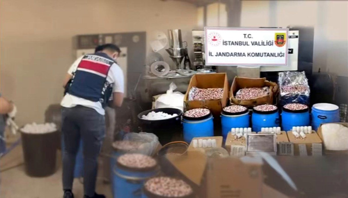 istanbulda uyusturucu operasyonu binlerce hap kilolarca ham madde ele gecirildi gyQfD16a