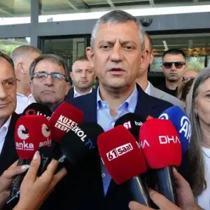 ozgur ozelden trabzonda akpli adil karaismailoglunun sozlerine sert yanit verdi 1OdUeSl9