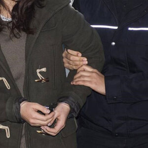 polisi tehdit eden kadinlar gozaltina alindi HZKdIWzp