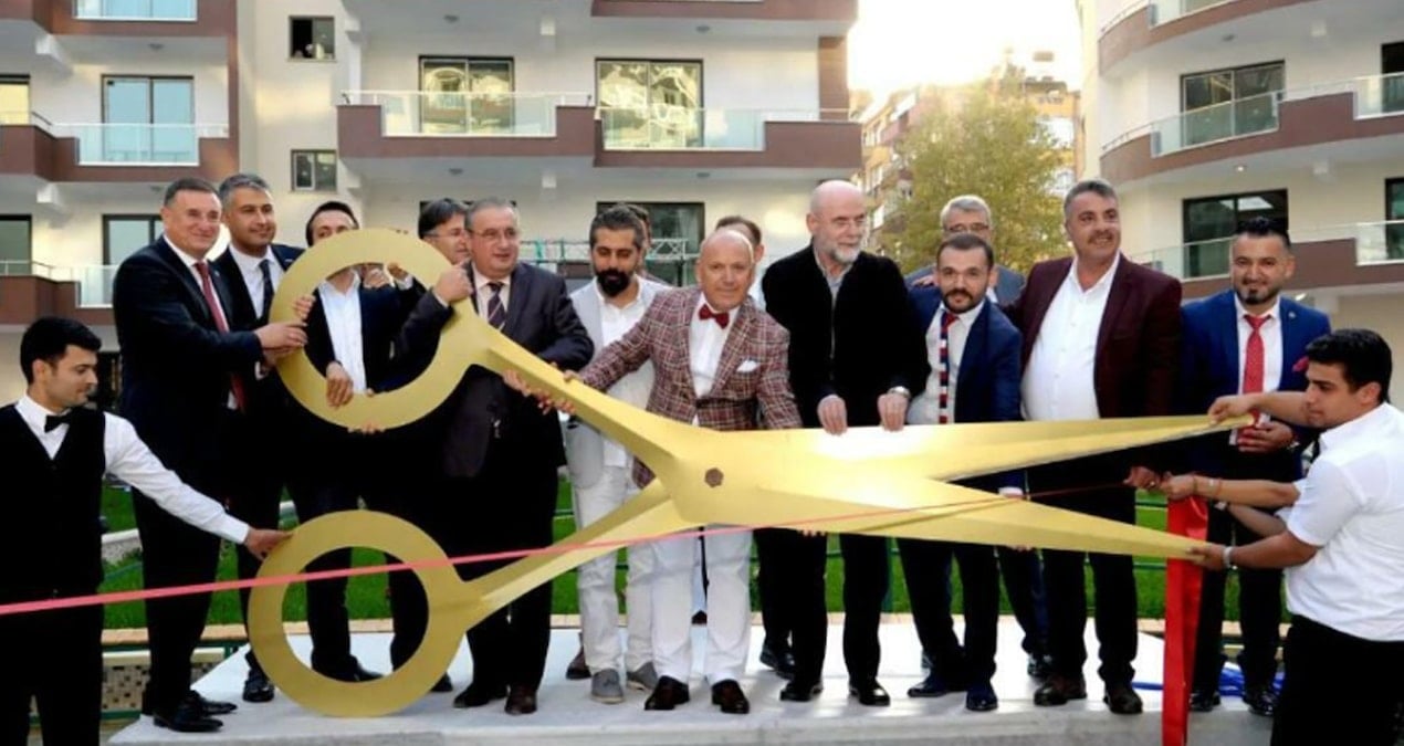 acilisi dunyanin en buyuk makasiyla yapilmisti uc tutuklu sanik tahliye edildi CASkSHyl