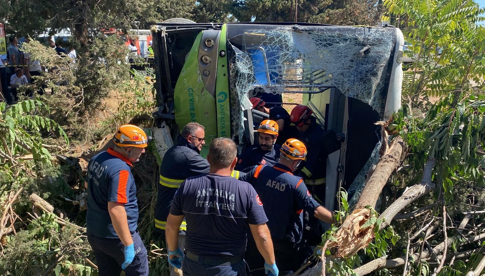 antalyada halk otobusu devrildi bir olu bir yarali aiFu3mEO