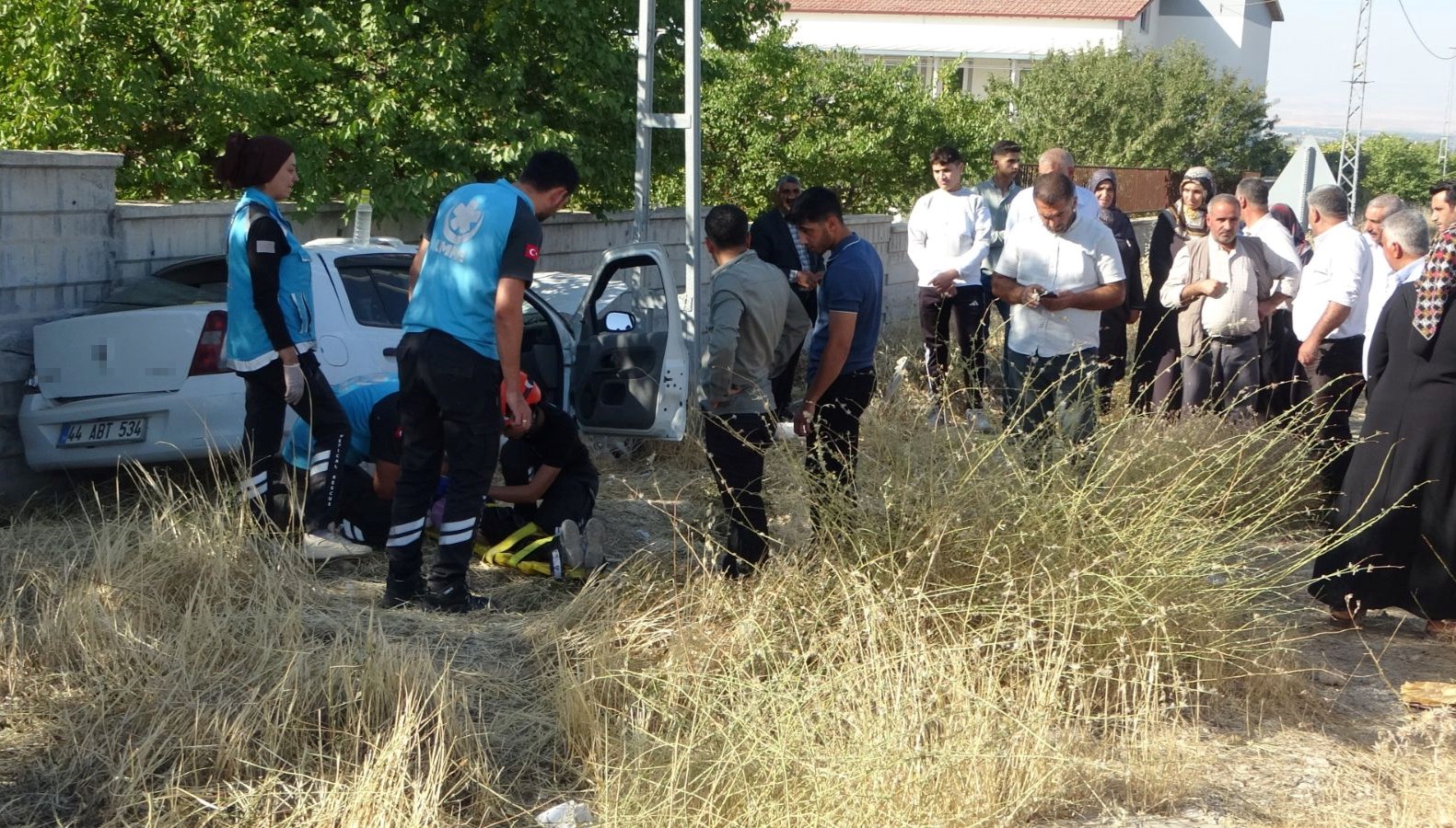 bahce duvarina carpti anne ve 3 cocuk hastaneye kaldirildi YwuJsIzT