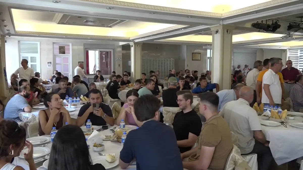 bornova belediye baskani eski esnaflarla birlikte kuru fasulye etkinliginde bir araya geldi 9fOkqtNN