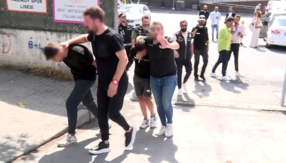 kadikoyde okul cevresinde denetim iki supheli gozaltina alindi KN8dStWq