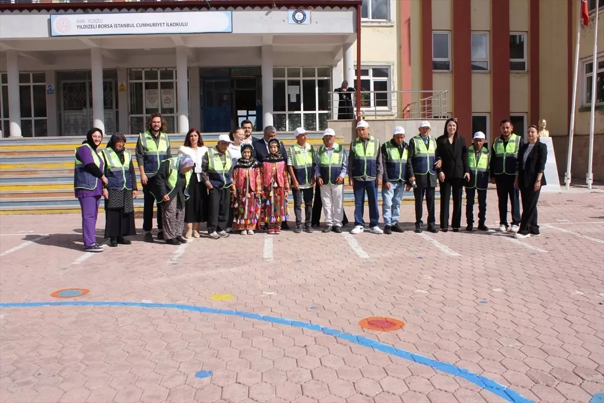 yaslilar ogrencilere kirtasiye destegi verdi 9mhjqn1d