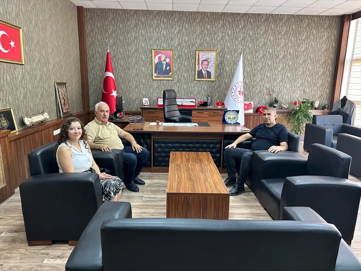 yesilaydan genclik ve spor il mudurune ziyaret Tp4Tn1Bs