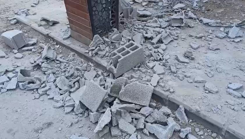 yolda yureyen vatandasin basina briket dustu 8AjadTPQ