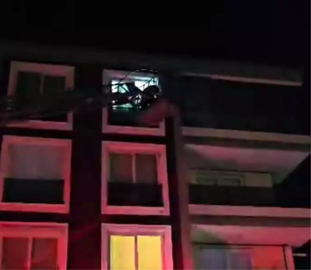 deprem aninda itfaiye kurtarma operasyonu XitxB7Fn.jpg