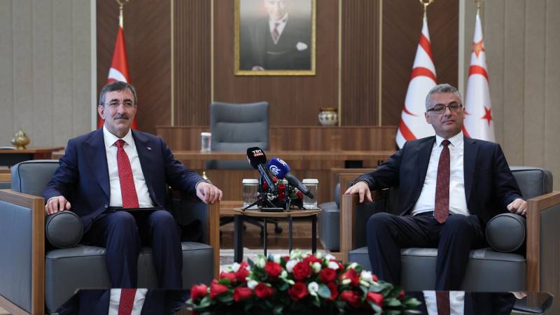 kulliyeden kktc cumhurbaskani ile ilk fotograf cevdet yilmaz tufan erhurmanla bir araya geldi 59nD7zW8.jpg