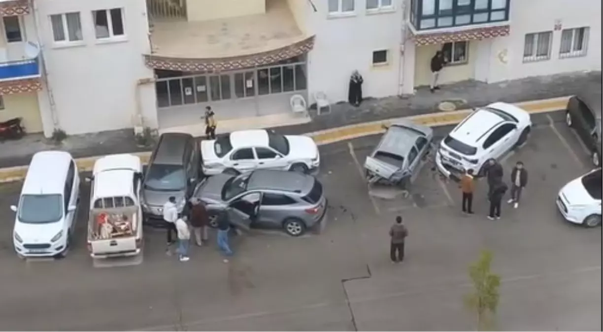 sivasta yagmurlu havada kontrolu kaybeden arac park halindeki 5 araca carpti bruPXLEt.jpg