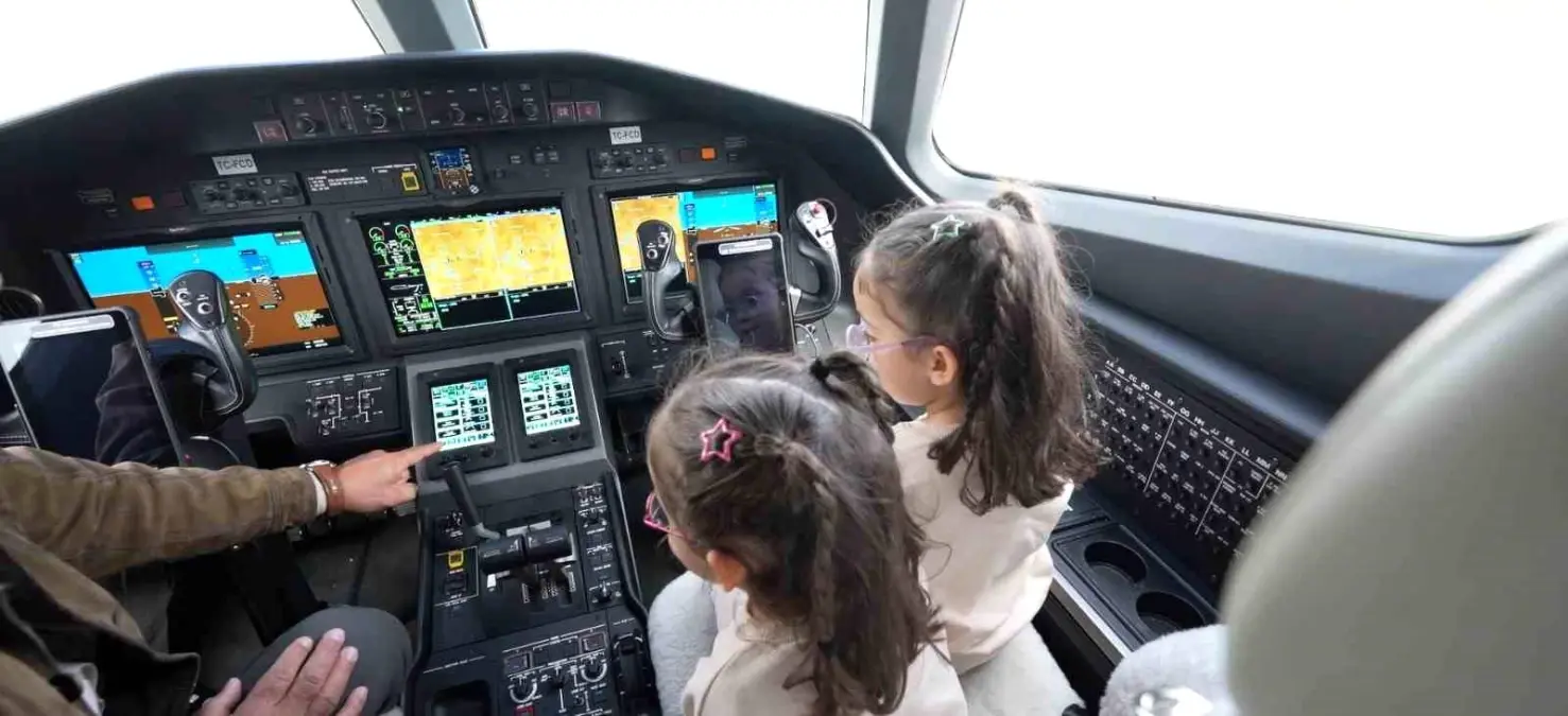 ulastirma bakani ucak inislerini izleyen ikiz kardesleri agirladi QfZHwPXX