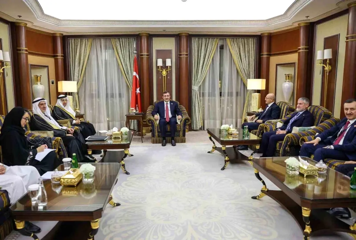 yilmaz suudi arabistanda yatirim bakani ile gorustu v8atsjer.jpg