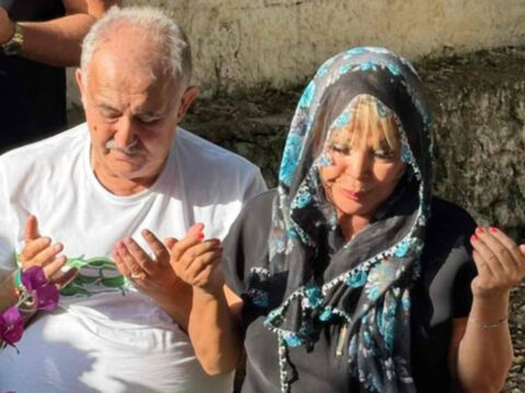 Safiye soyman oglunun mezarinda aglayarak anlatti gozyaslarim gece gunduz hic durmuyor UAYRUyJY